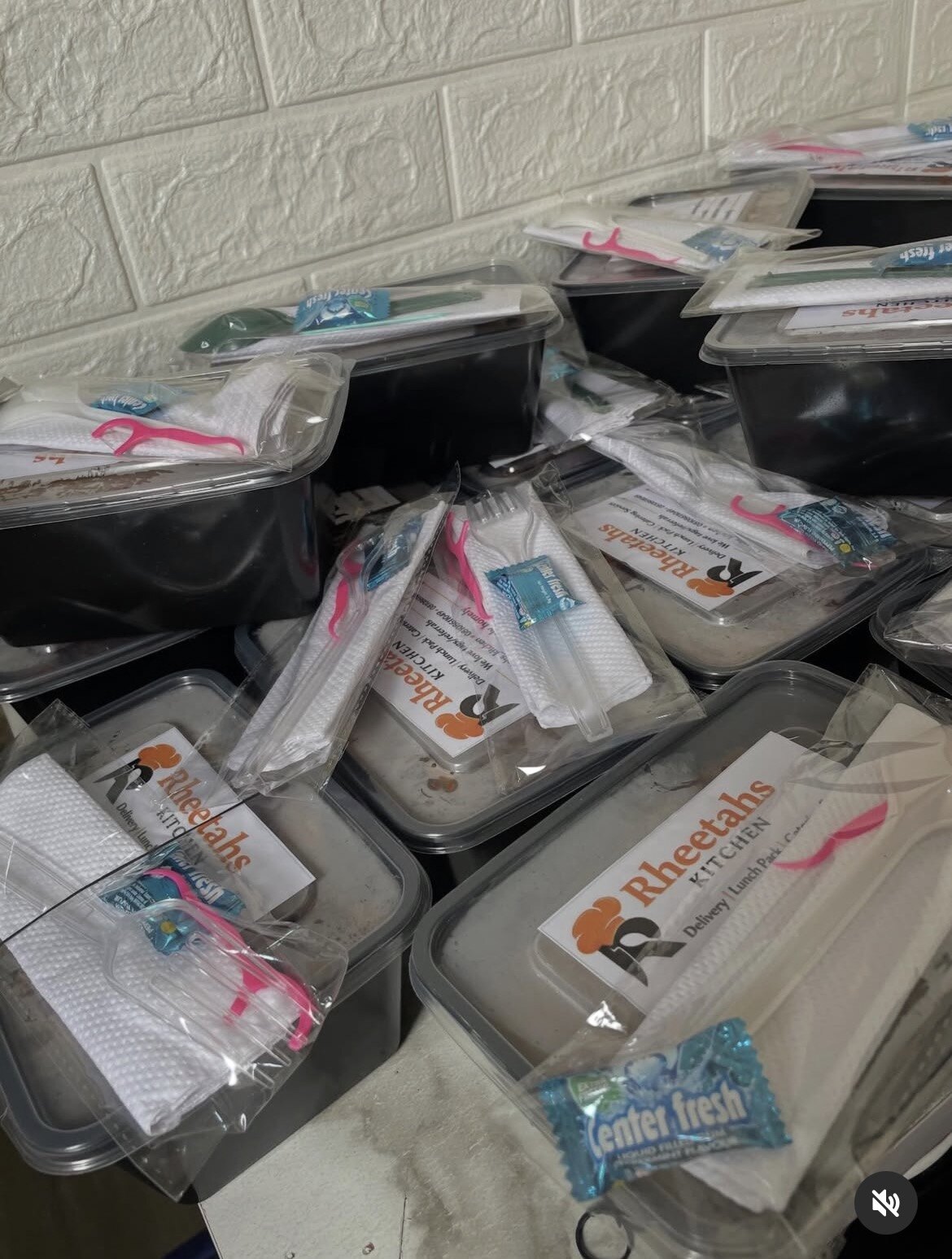 Sealed delivery lunch packs